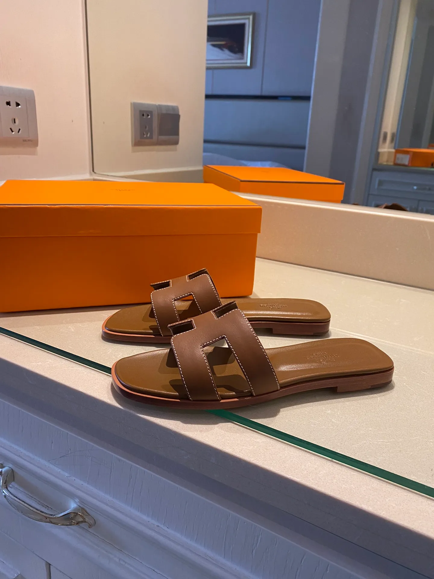 👟👟Ex-factory price 480👟👟 Women's Shoes Women's Clothing Women's Shoes Factory Hermes Hermes 2022 Early Spring New Model Newly Revised Stitching Technology (Hermès) Upgraded Packaging Version Workmanship Materials Upgrade ~ The highest version of Hermes handmade slippers in the market Same as the original version of the 2022 Early Spring New Model, purely handmade by masters! High-end customization, exclusive products, the highest version in the industry, Hermès' H-slippers are the most classic of the brand. They are constantly upgraded every year with little difference, and what is always improving is comfort. The new model brought by H family today is really classic and novel - it looks good! ! ! 1⃣️Let’s talk about the leather first. The entire shoe is made of imported calfskin. Only such luxurious materials will make the shoes more stylish and durable. 2⃣️The real Italian leather sole is perfectly integrated without any gaps! The technical requirements are very high! After this treatment, the leather base will be less delicate, more wear-resistant, and last longer! The real Italian leather sole is malleable and breathable like the skin. 3⃣️The midsole is also all made of genuine leather! You can take a look at other people's shoes and you'll know! Upper: Italian imported cowhide + original custom-grade Australian sheepskin feet + genuine leather outsole (pursuing top walking comfort) Packaging Let us emphasize: top-level exclusive box, with a full set of packaging series code number: 35 ~ 40 codes